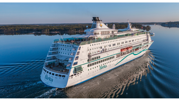 M/S Birka Gotland på stilla vatten i skärgården